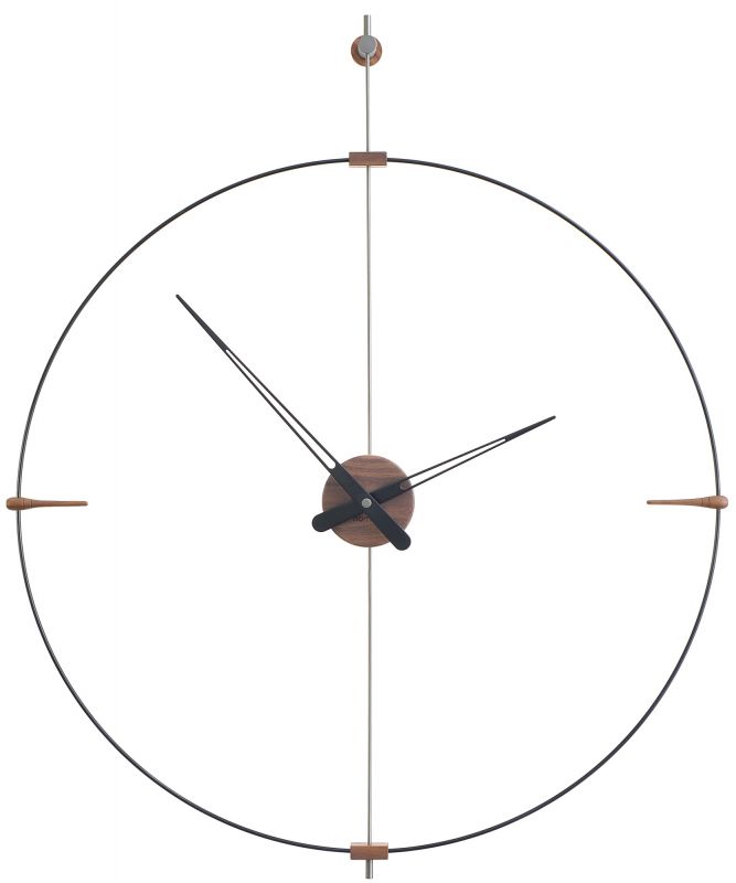 Nomon Mini Bilbao Wanduhr mit schwarzem Metallring, Holzdetails und filigranen Zeigern.